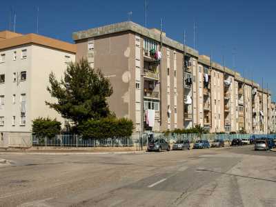 Gli inizi furono veramente duri: Non c�erano servizi, ci si adattava come si poteva. Alcuni improvvisarono negozi di prima necessit� nei ballatoi dei palazzi e nelle proprie case 